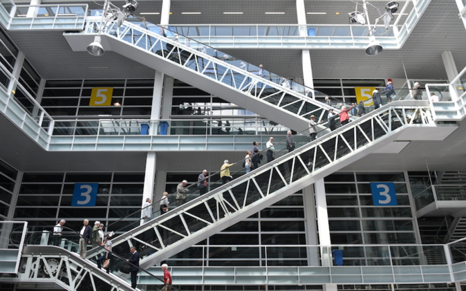 GV Sonova Holding Messe Zürich von Innen, Roltreppen mit vielen Gästen.