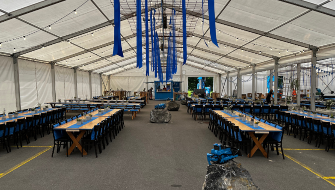 Gasser Felstechnik, Festzelt Zelt mit Tischen und Stühlen beim Jubiläumsanlass der Gasser Feldtechnik
