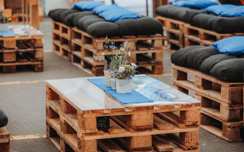 Mitarbeiteranlass zum 100 Jahre Jubiläum  Palettentisch und -sofas