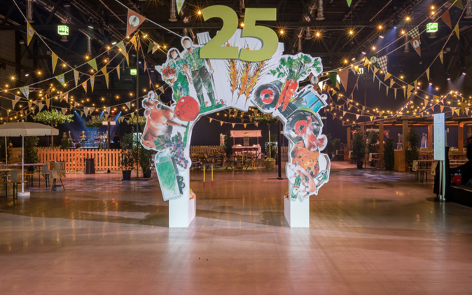 Jubiläums-Bogen beim Eingang. 