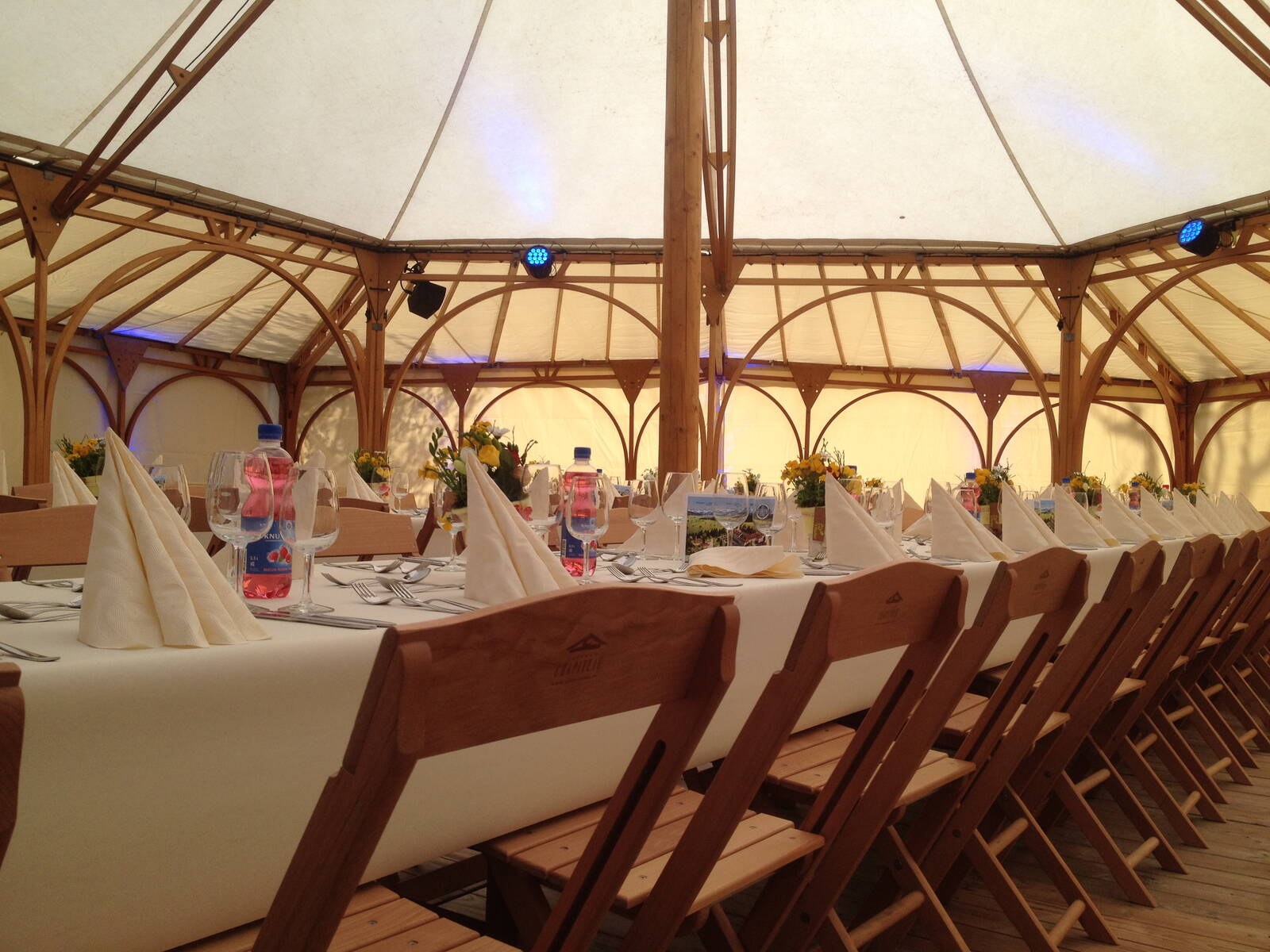 Jubiläum Mineralquelle Bad Knutwil Festlich dekoriertes Chapiteau-Zelt, Innenaufnahme.