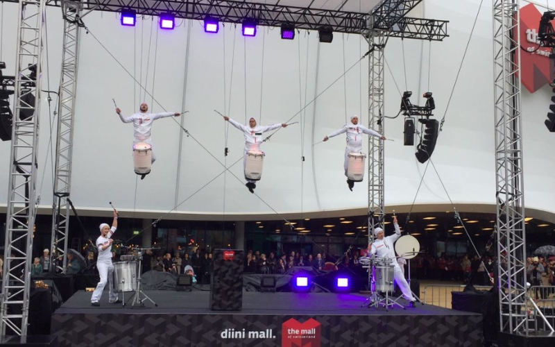 Eröffnungsfeier Mall of Switzerland Der offizielle Eröffnungsakt begeisterte mit einer Air Percussion Show.