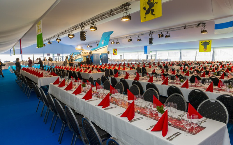 Grossanlass Rollout PC-24 Feierlich dekorierte Tische in rot und weiss.