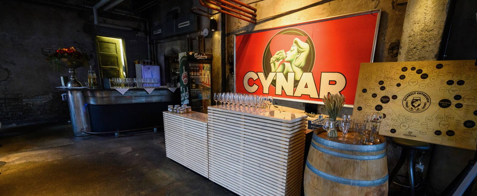 Barelement mit vielen Gläser