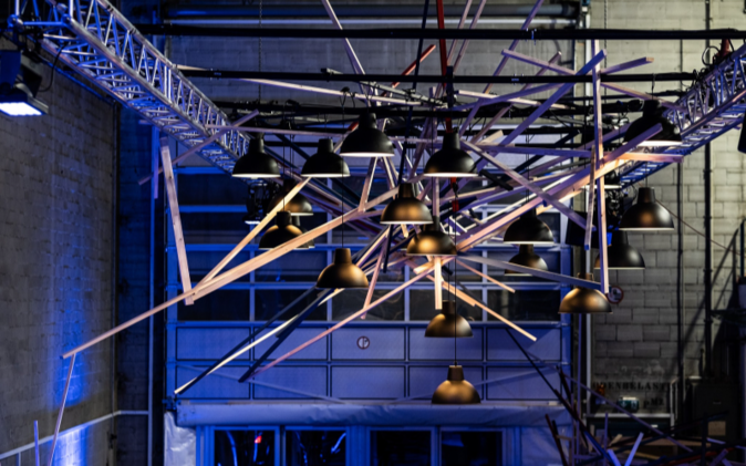 Fachmesse WirePro Expo Komax Lampe aufgehängt in einer Halle