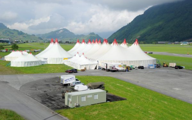 Jubiläum Raiffeisen Vierwaldstättersee-Süd Zeltlandschaft mit acht Zelten auf dem Flugplatz Buochs.