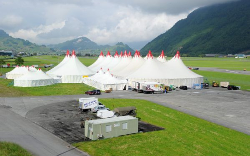 Jubiläum Raiffeisen Vierwaldstättersee-Süd Zeltlandschaft mit acht Zelten auf dem Flugplatz Buochs.
