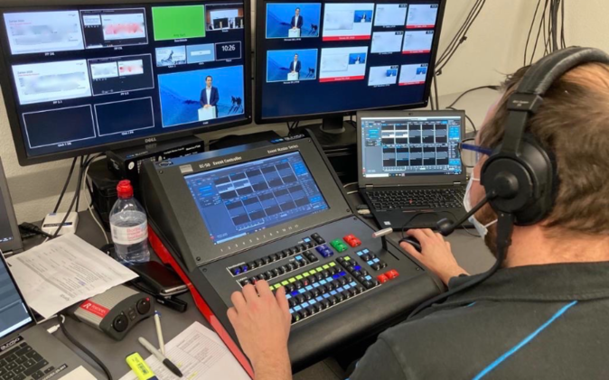 Digitale Mitarbeiterinformation - Technik Ein Technikmitarbeiter am Regiepult mit vielen Bildschirmen.