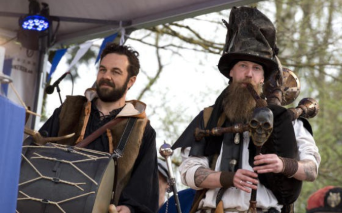 Jubiläumsfeier 600 Jahre Hünenberg Zwei Männer in mittelalterlichen Gewändern.