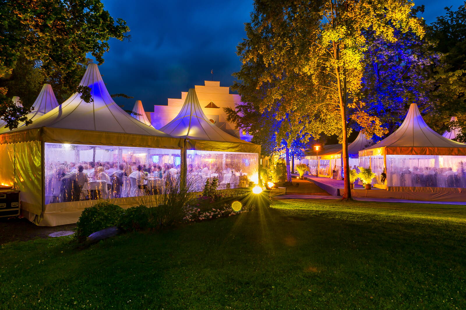 Kundenanlass zum 50 Jahr Jubiläum Festlich beleuchtetes Zeltdorf am Sempachersee.