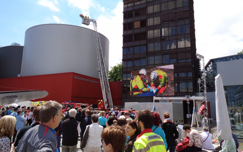 Öffentlicher Anlass Luzerner Kantonsspital Die Höhenrettung wird auf Leinwand übertragen.