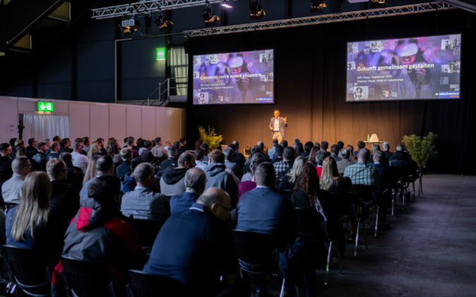 Interne Schulungsmesse "Mel-Days" Schulung mit zwei grossen Leinwänden und vielen Teilnehmenden