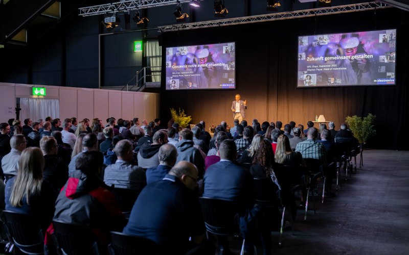 Interne Schulungsmesse "Mel-Days" Schulung mit zwei grossen LeinwÀnden und vielen Teilnehmenden