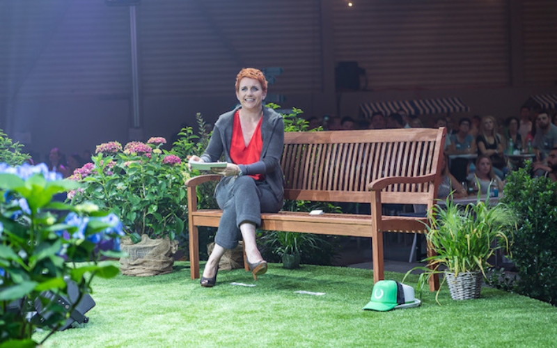 Mitarbeiterfest 25-Jahr-Jubiläum Swica Moderatorin auf einer Sitzbank