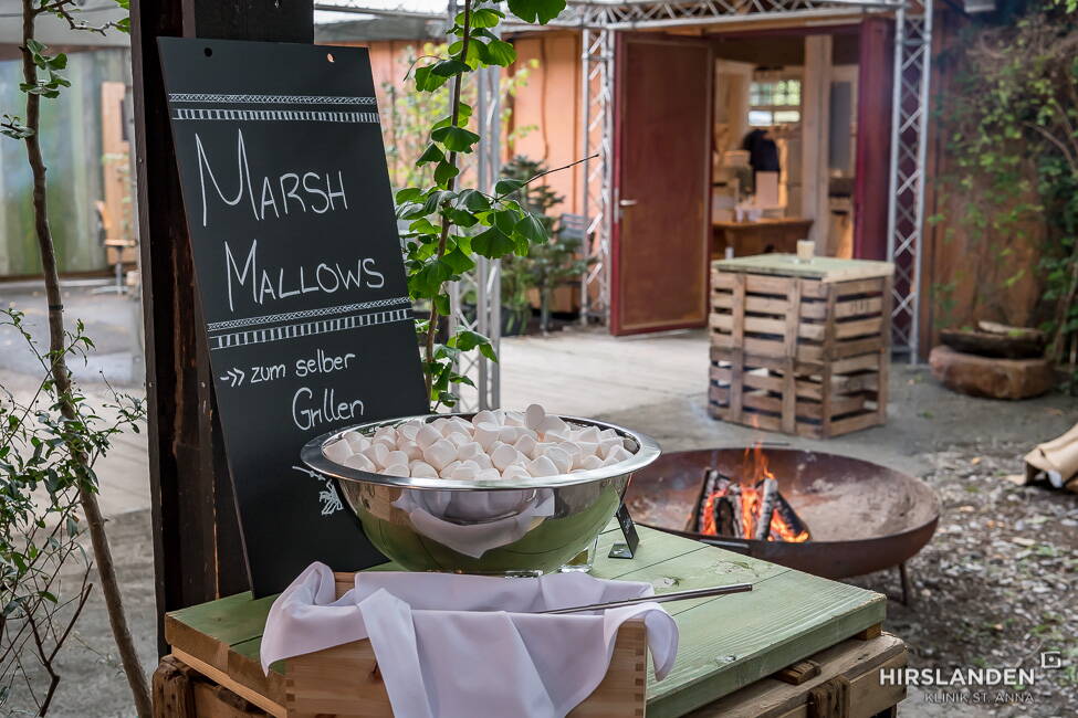 Schale mit Marsh Mallows am Klinikfest der Hirslanden St. Anna im Sinnlicht Luzern. 