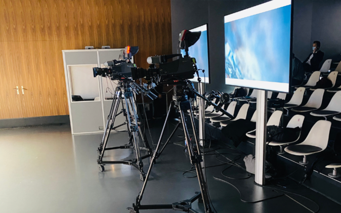 Digitale Mitarbeiterinformation Zwei Kameras, welche die digitale Mitarbeiterinformation aufzeichnet. Zwei grosse Bildschirme.