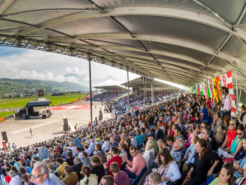 Rollout PC-24, öffentlicher Anlass der Pilatus Flugzeugwerke AG Tribüne mit Zuschauer auf dem Flugplatz in  Buochs