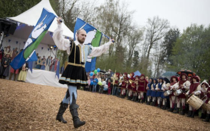 Jubiläumsfeier 600 Jahre Hünenberg Ein Mann mit Fahnen an der offiziellen Feier.