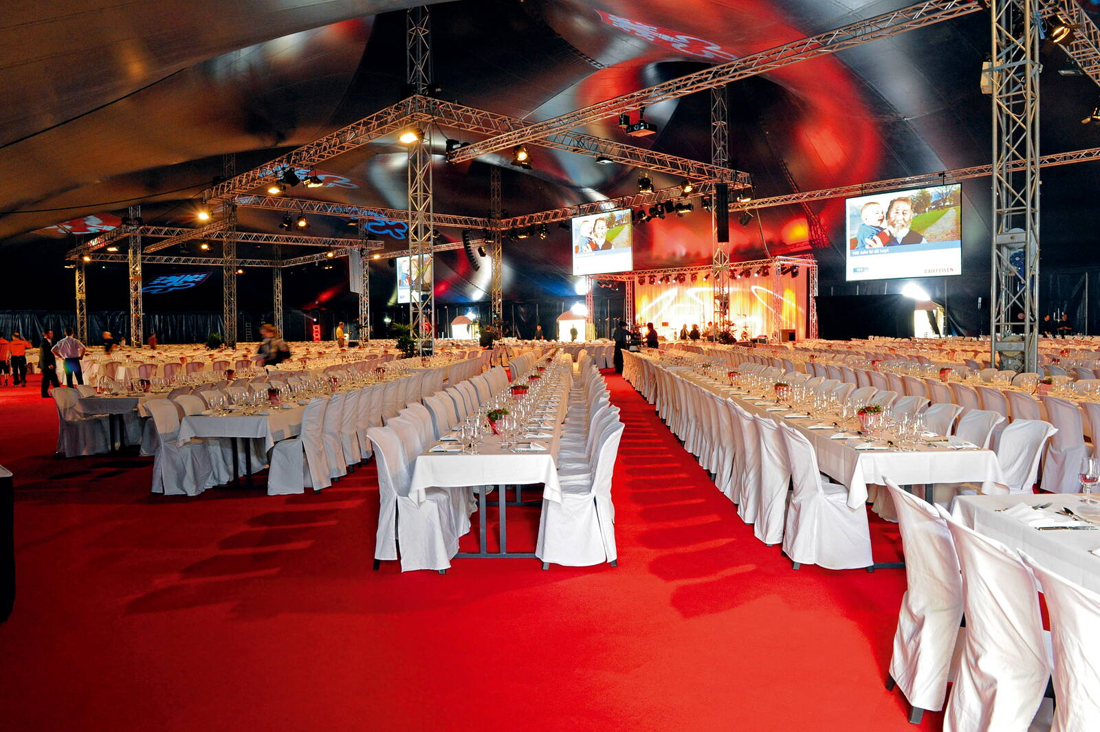 Jubiläum Raiffeisen Vierwaldstättersee-Süd Festlich geschmückte Tische und Stühle, auf rotem Teppich