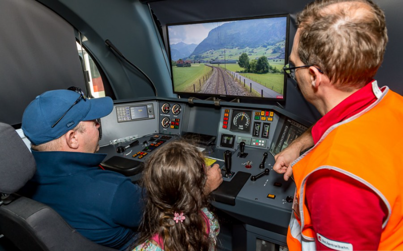 Tag der offenen Tür - zb Zentralbahn AG Fahrsimulator mit drei Personen.