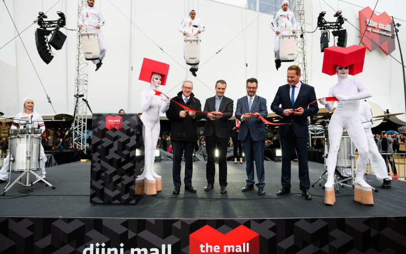 Eröffnungsfeier Mall of Switzerland Offizieller Eröffnungsakt mit Durchschneiden eines Bandes.