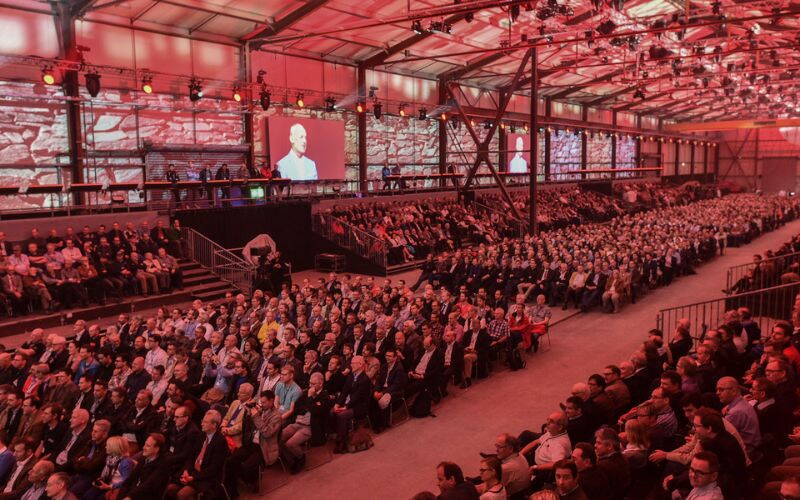 Gäste und Leinwand am Eröffnungsfest des Gotthard-Basistunnels.