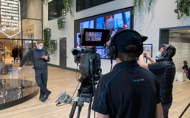 Die Messe Zürich von Aussen mit Fahnen von Sonova an der GV. 