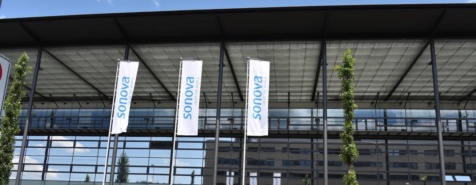 Messe Zürich von Aussen mit Fahnen von Sonova.