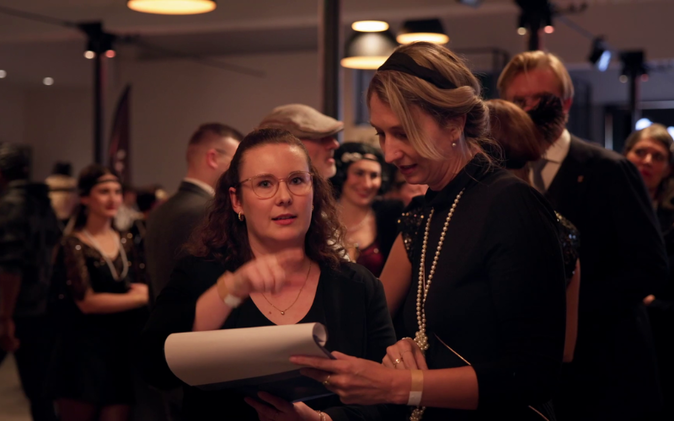 Eventagentur ja oder nein? Eingerichtetes Zelt mit Sofas und Beistelltischen am Eröffnungsanlass des dritten Datacenter.