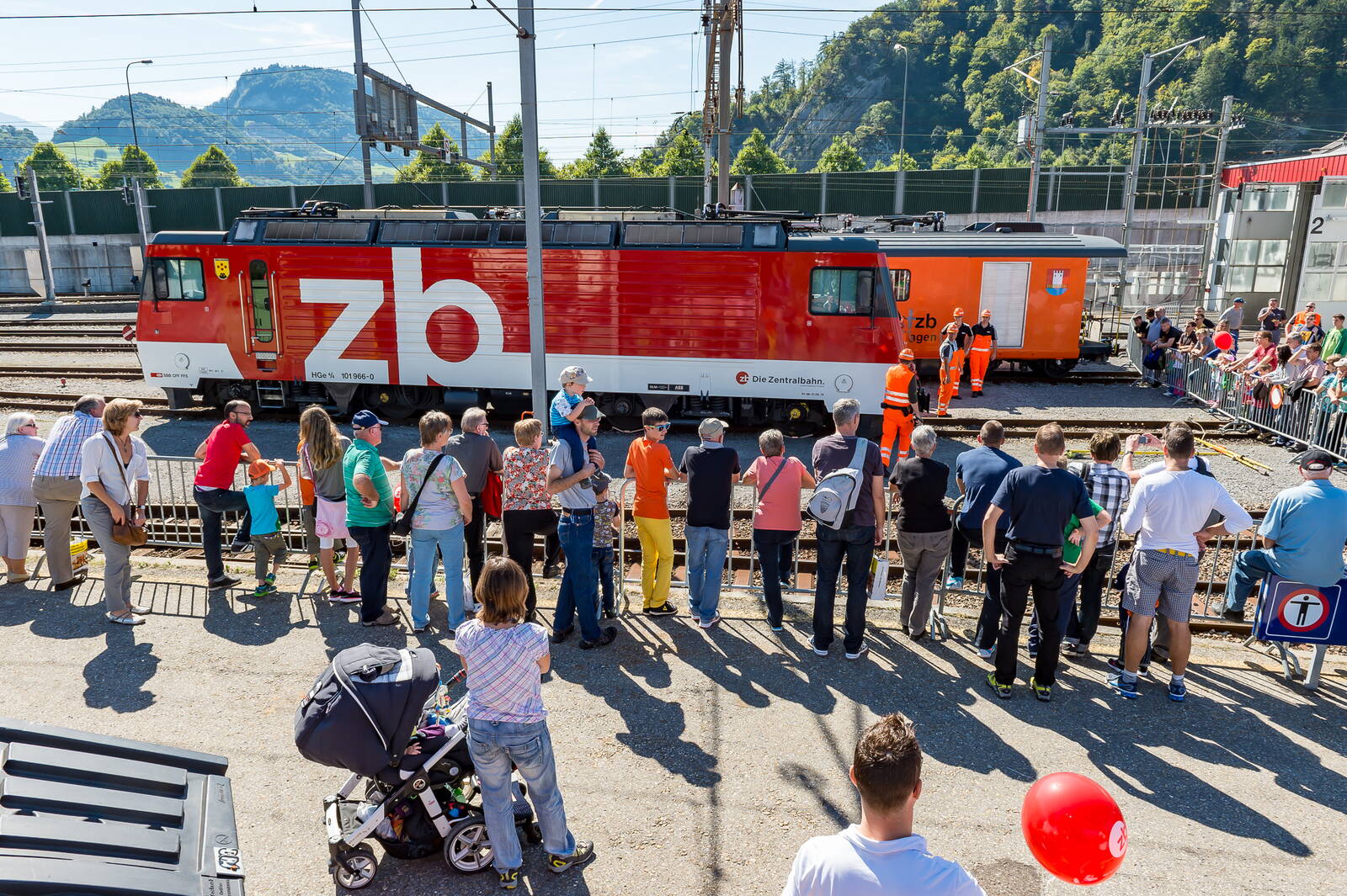 Zuschauer bei der Aufgleisübung der zb.