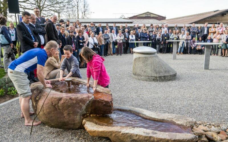 Gäste von "Knutwiler Mineralwasser" am Jubiläumsevent. 