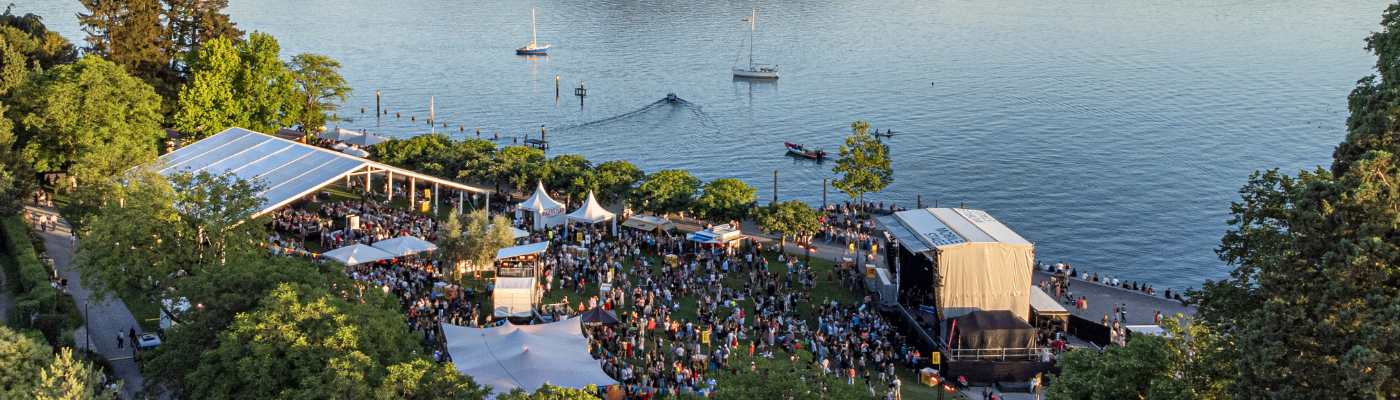 75-Jahr Jubiläum Raiffeisenbank Cham-Steinhausen Drohnenaufnahme des Festivalgeländes am See