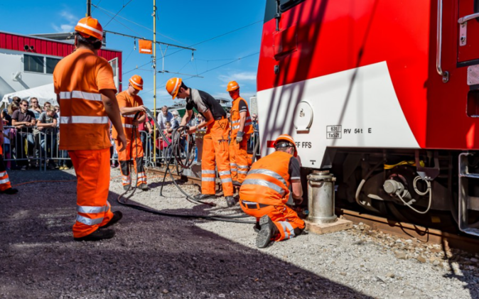Tag der offenen Tür - zb Zentralbahn AG Eine Übung an einem Zugwagen.