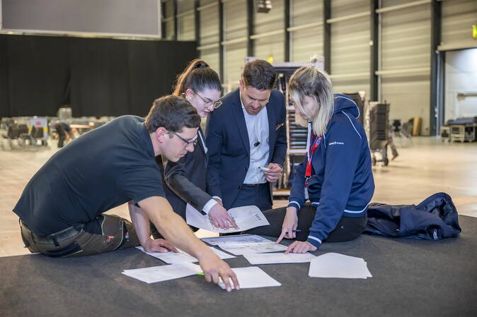 Das Projektteam bei einer Absprache mitten in der Nacht. 