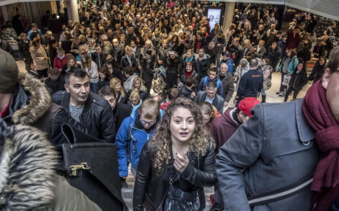 Eröffnungsfeier Mall of Switzerland Besucher strömen in das neu eröffnete Einkaufscenter.