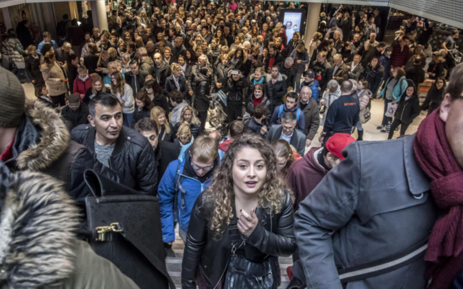 Besucher strömen in das neu eröffnete Einkaufscenter. 