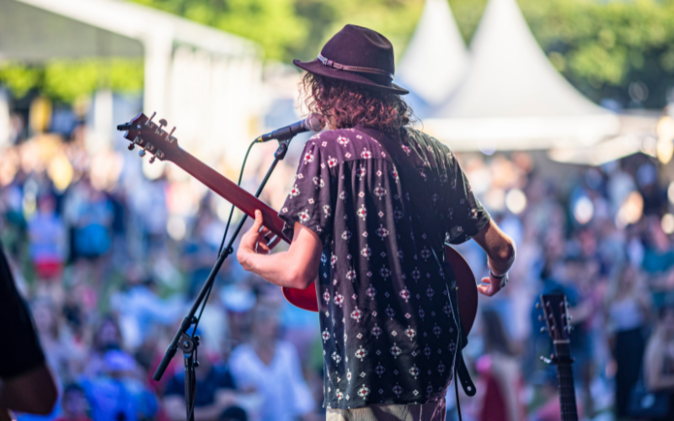 75-Jahr Jubiläum  Gitarrist während eines Konzertes
