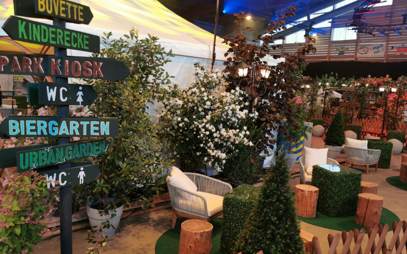 Wegweiser und bequeme Stühle am Erlebnistag in der Rigihalle