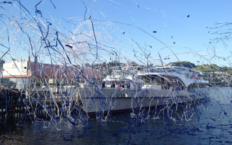 Tauffeier Panorama-Yacht Die Panorama-Yacht wurde mit Luftschlangen im Luzerner Seebecken feierlich getauft.