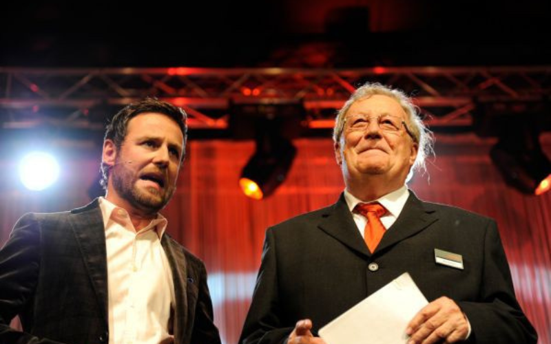 Jubiläum Raiffeisen Vierwaldstättersee-Süd 2 Personen auf der Bühne.