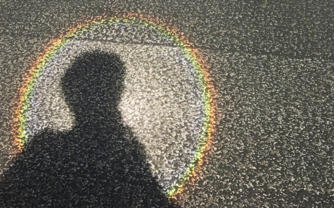 Kunstwerk am Boden des Mattenhofquartiers. Der Schatten des Betrachters erhält einen holographischen, kreisförmigen Regenbogen. 