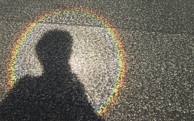 Eröffnungsfest Mikropole Mattenhof Kunstwerk am Boden des Mattenhofquartiers. Der Schatten des Betrachters erhält einen holographischen, kreisförmigen Regenbogen.