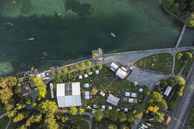 Drohnenaufnahme von Festivalgelände am See