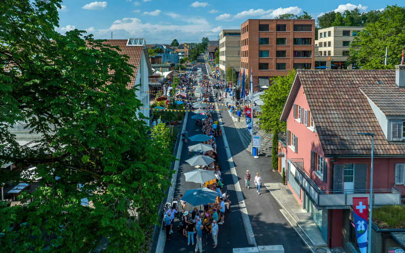 Eröffnungsfeier in Hünenberg Drohnenaufnahme der Chamerstrasse mit lange Tavolata und geschmückte Strasse