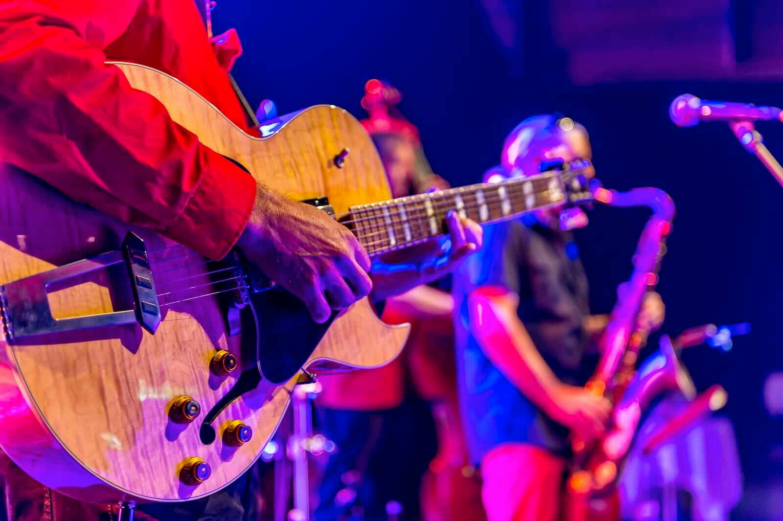 Nahaufnahme einer Gitarre an einem Konzert an einem Event, organisiert durch Furrer Events