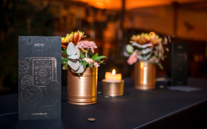 Tischdekoration, passend zum Key Visual, Menukarte mit farblich passenden Blumengestecken