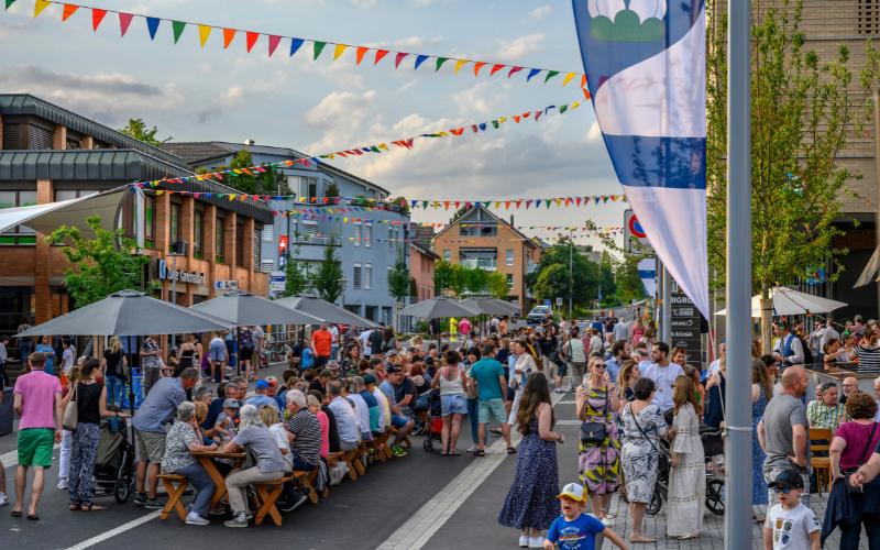 Eröffnungsfeier in Hünenberg Chamerstrasse mit langer Tavolata und Wimpelketten und vielen Gästen