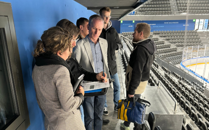 Kick-off-Meeting Symbolbild: Schriftzug Kick-off und Scheinwerfer