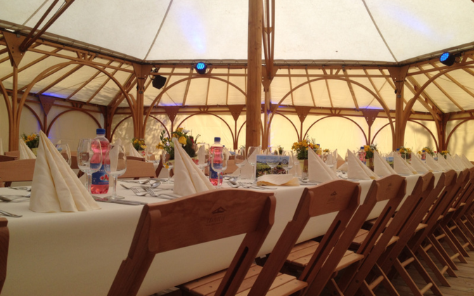 Jubiläum Mineralquelle Bad Knutwil Festlich dekoriertes Chapiteau-Zelt, Innenaufnahme.