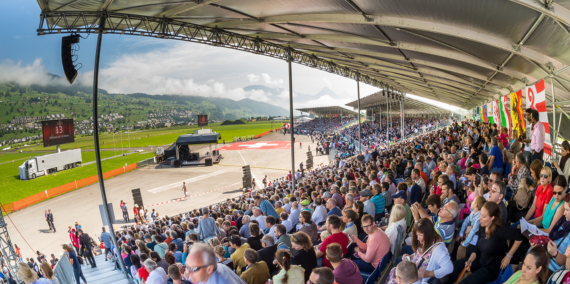 Tribüne mit Zuschauer auf dem Flugplatz in  Buochs
